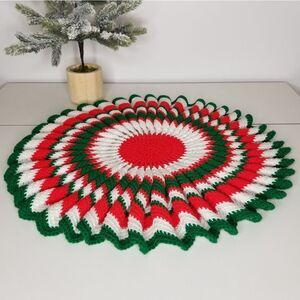Handmade Red White Green Christmas Pinwheel Doily 23"‎